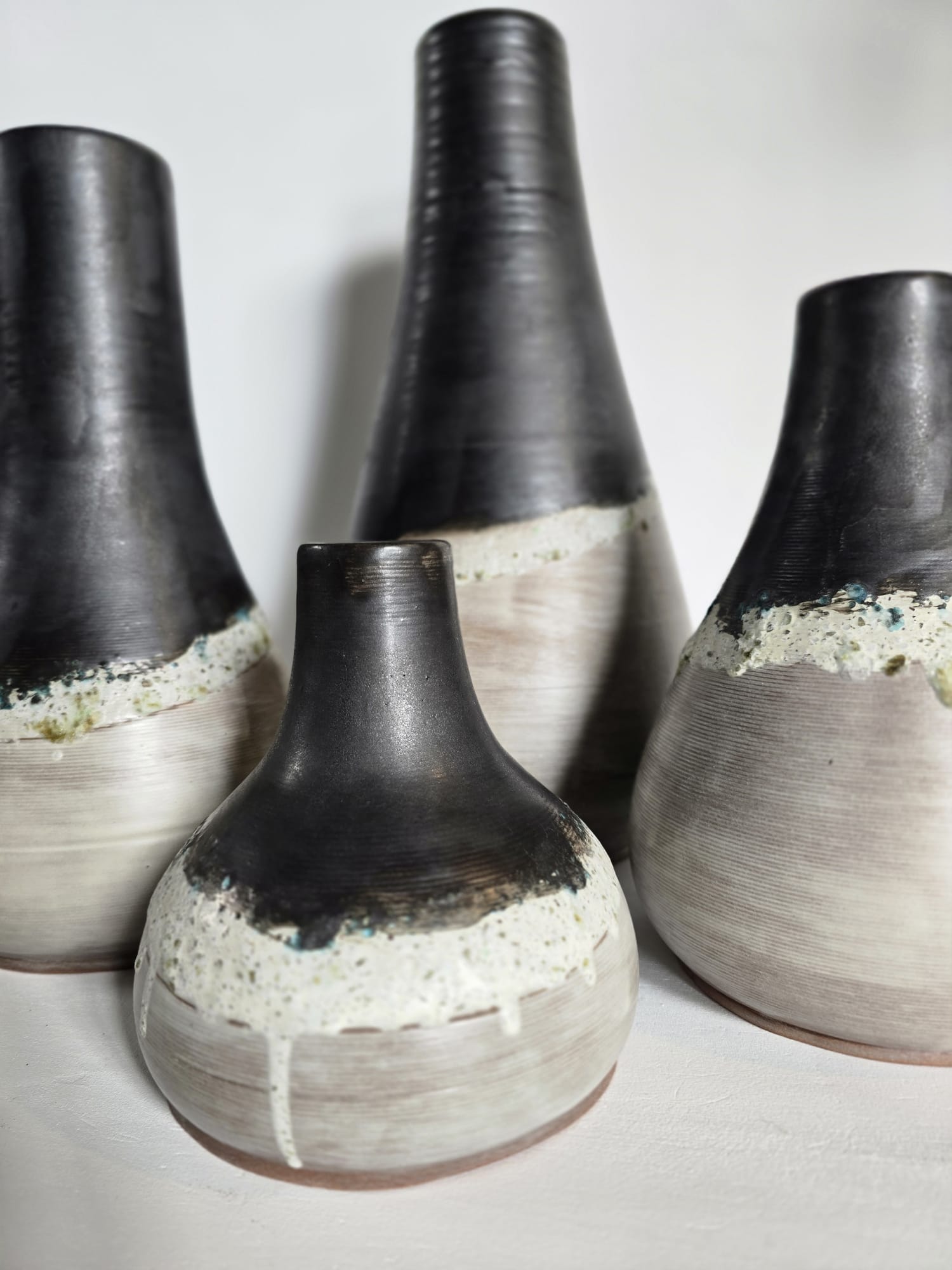 Eclipse – forme parametrice imprimate 3D, finisate cu contraste puternice și accente de sticlă recuperată. O colecție Studio Scale care aduce intensitatea ceramicii Thomsa în spațiile contemporane.