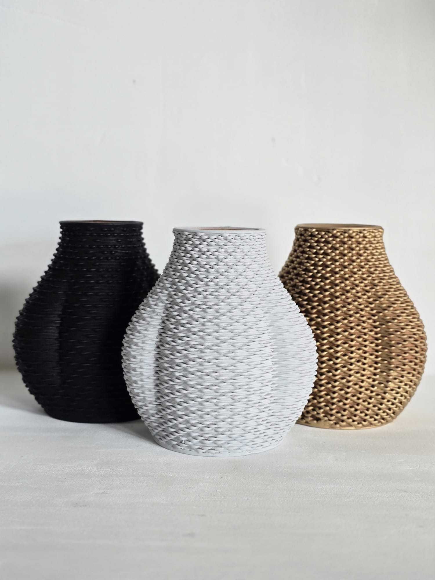 Texturi generate parametric, forme fluide și finisaje industriale. Seria Orbit explorează mișcarea circulară și variațiile ritmice ale suprafeței. O colecție repetabilă, ideală pentru proiecte HoReCa și design interior contemporan.